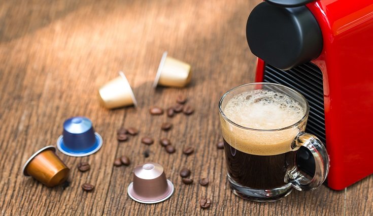 Si sueles tomar varias tazas de café al día, es mucho mejor que optes por la cafetera de toda la vida