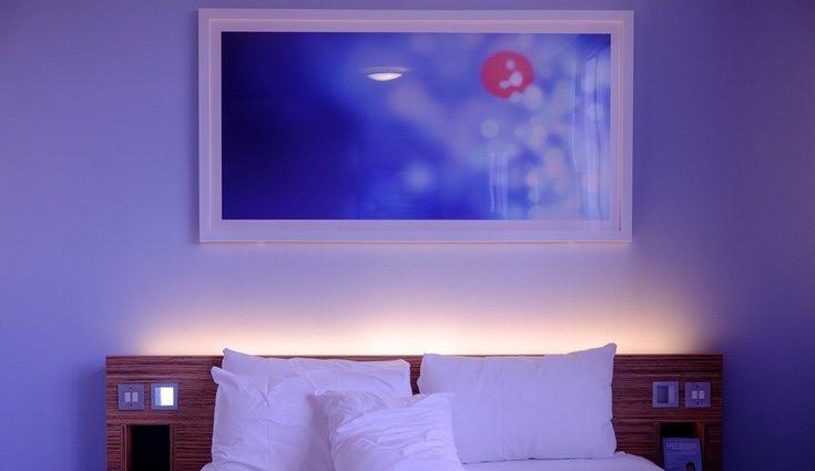 Existen múltiples opciones para decorar la pared de tu cama