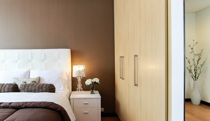 Existe la opción de pintar de un solo color la pared de la cama sin mayor decoración