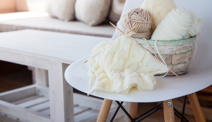 Lo mejor para empezar es hacer un lazo en la aguja de la mano izquierda