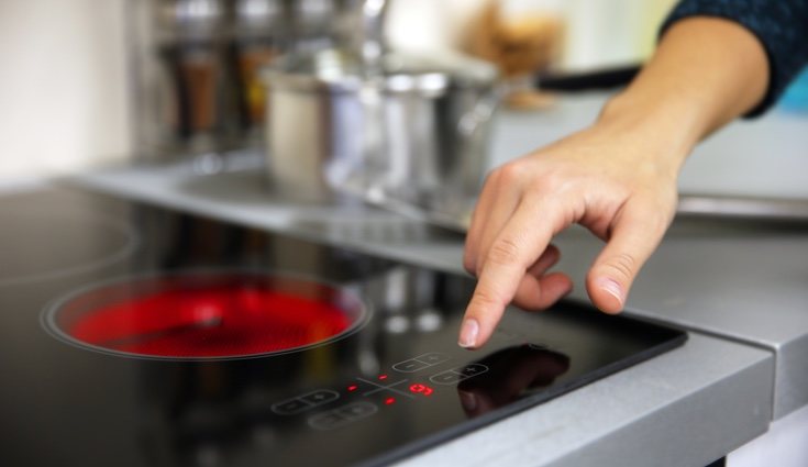 Funciona a través de unas resistencias eléctricas que calientan el cristal y lo transmiten al recipiente