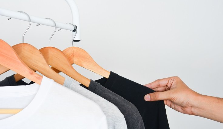 Puedes optar por poner en el interior de tu armario unas bolitas de alcanfor o naftalina