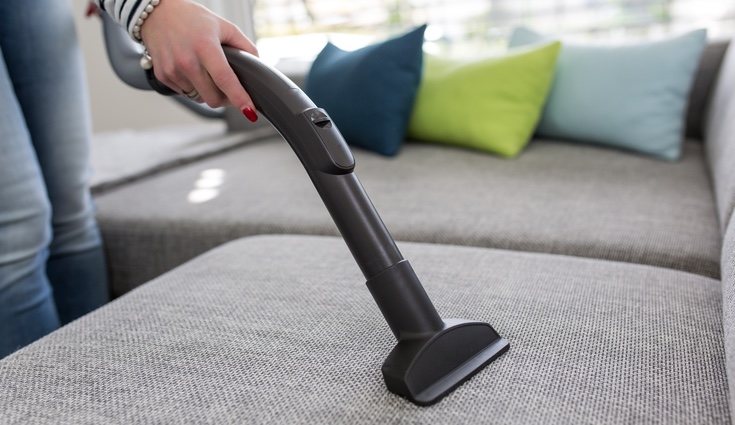 En la limpieza semanal es el momento para pasar la aspiradora por todos los rincones