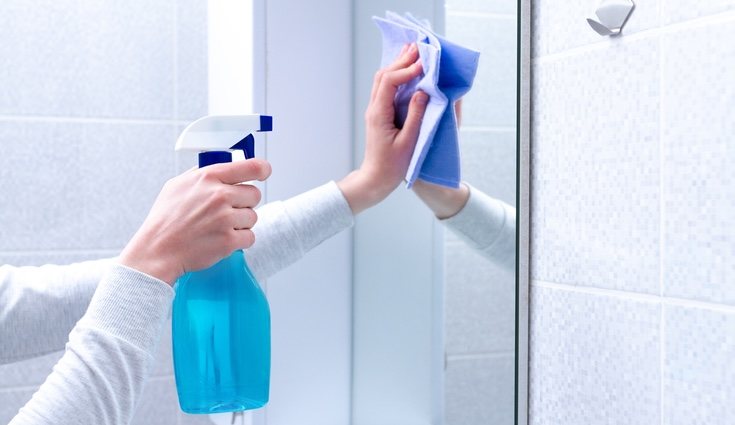 Los cristales de las ventanas y los espejos también hay que limpiarlos de forma rutinaria