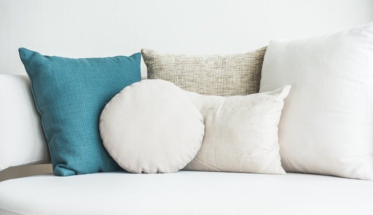 Aparte de los colores lisos, los estampados van también muy bien en la decoración con cojines