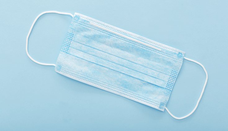 Haz los típicos pliegues de las mascarillas comunes