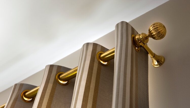 Puedes colocar un terminal, para terminar de decorar la barra de la cortina