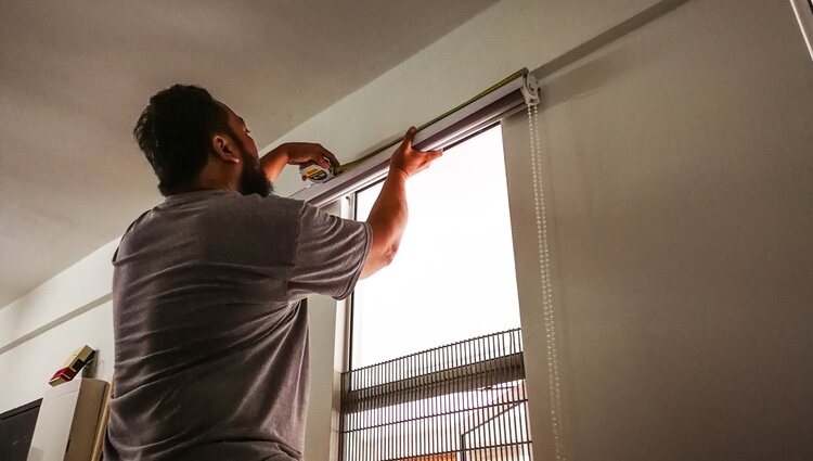 No instales la barra sin medir antes la distancia de la pared