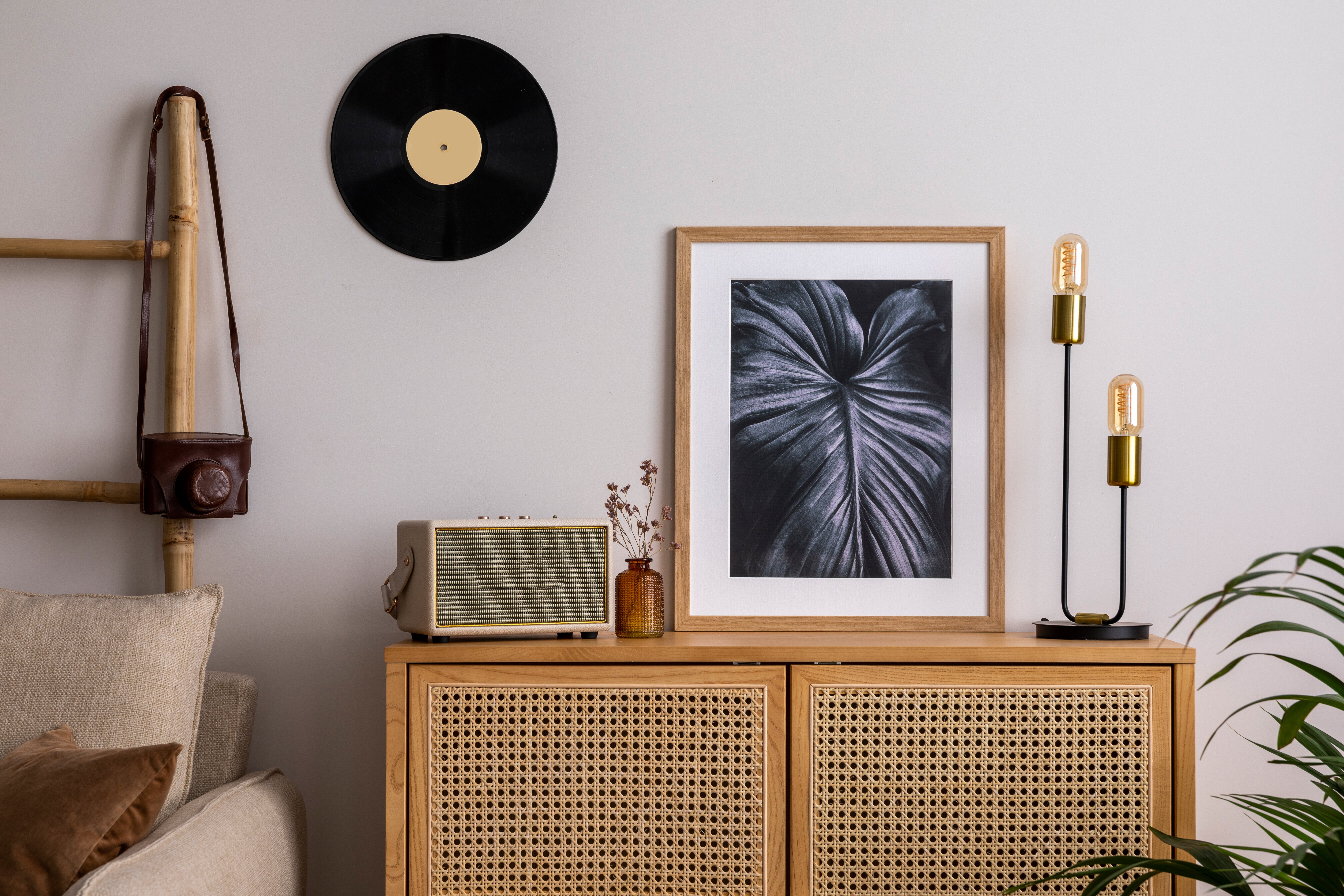 Los muebles de rejilla en tu salón son muy habituales para hacerlos más acogedores