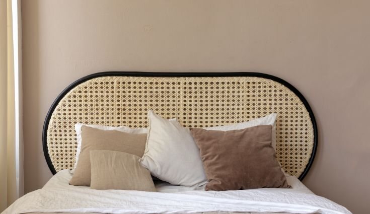 Puedes conseguir un toque especial en tu habitación con un mueble de rejilla