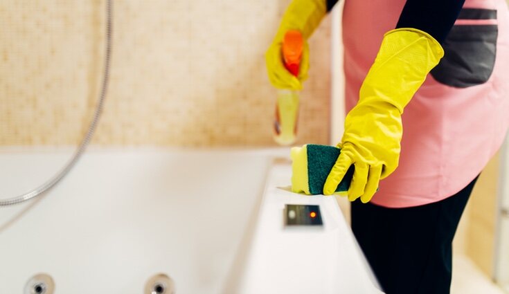 Para poder darse un baño relajante hay que tener la bañera desinfectada y con brillo