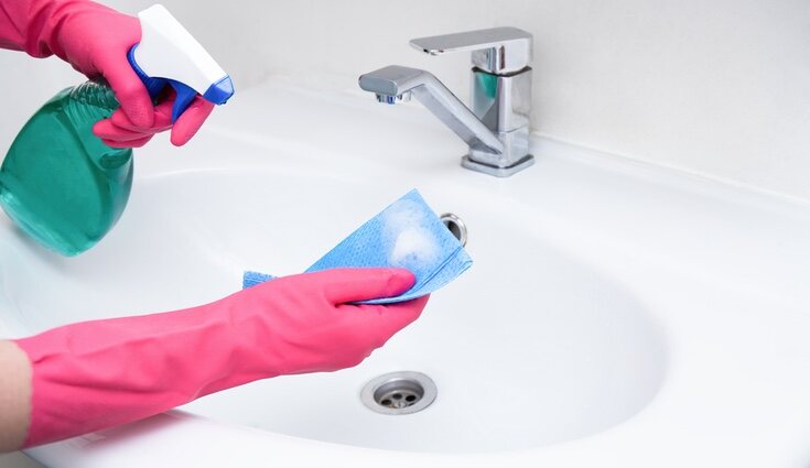 Consigue tener un lavabo desinfectado y con brillo gracias al bicarbonato y el vinagre
