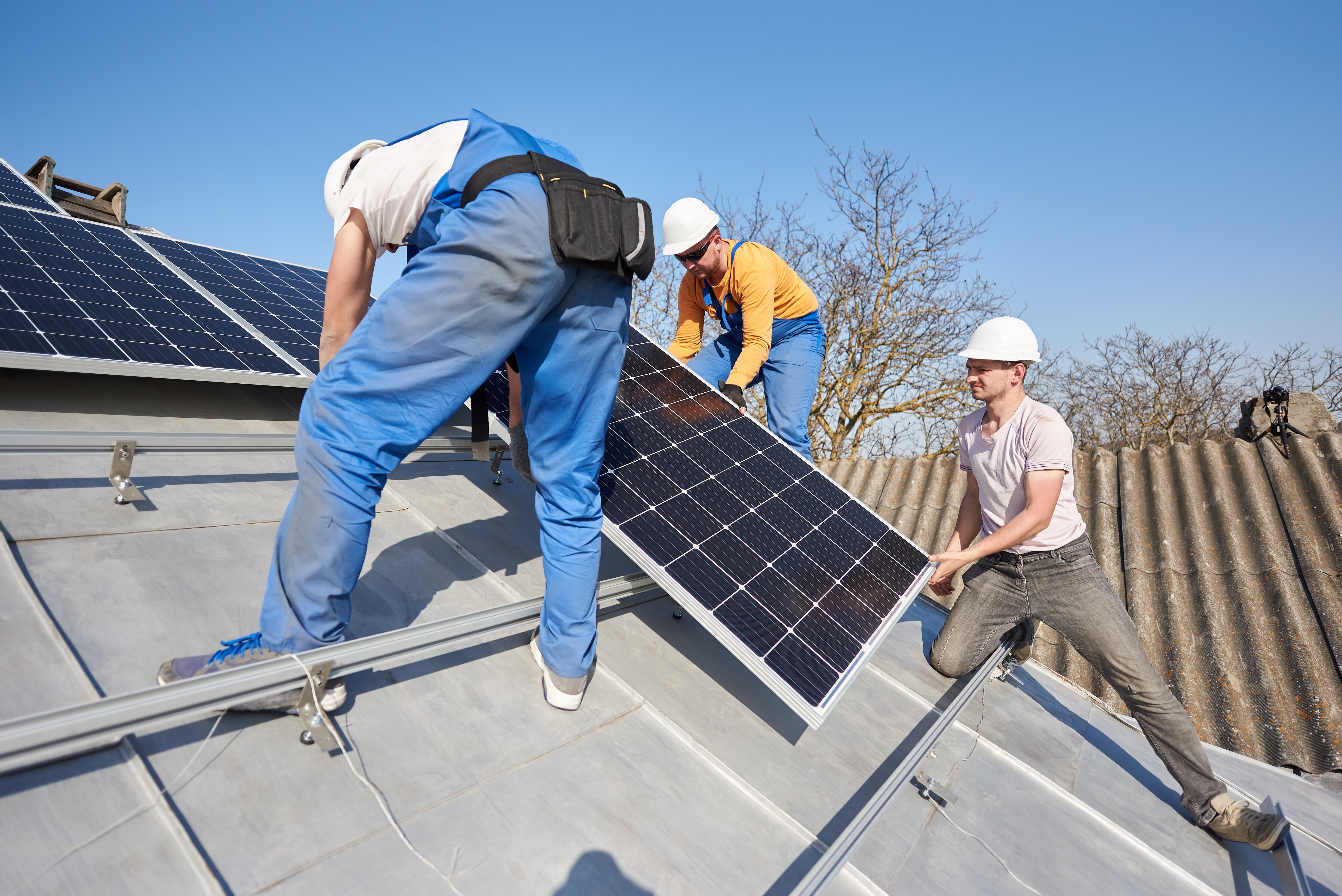 En tejados inclinados, los paneles solares se pueden colocar siguiendo su inclinación