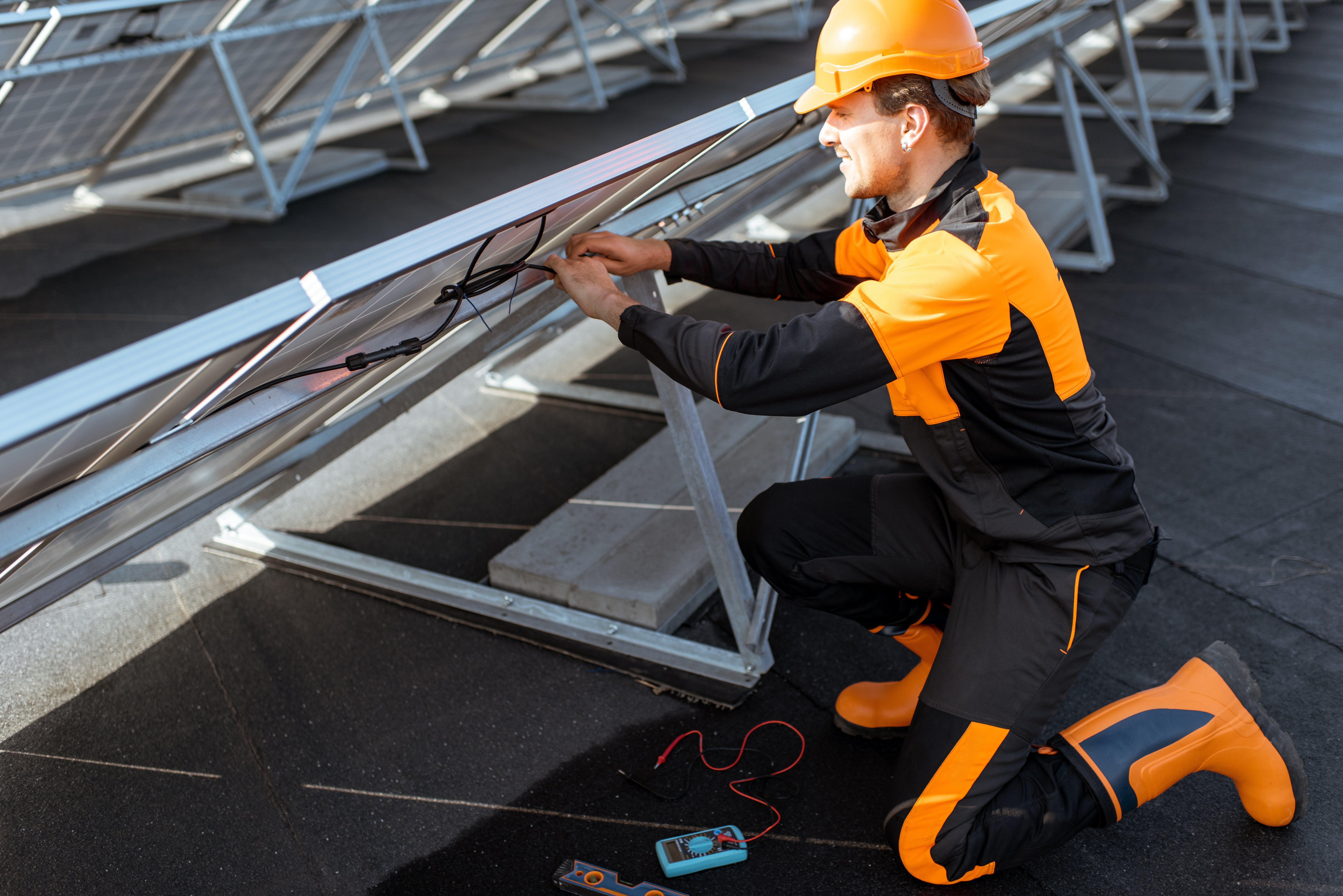 En tejados planos, es necesario instalar una estructura para inclinar los paneles solares