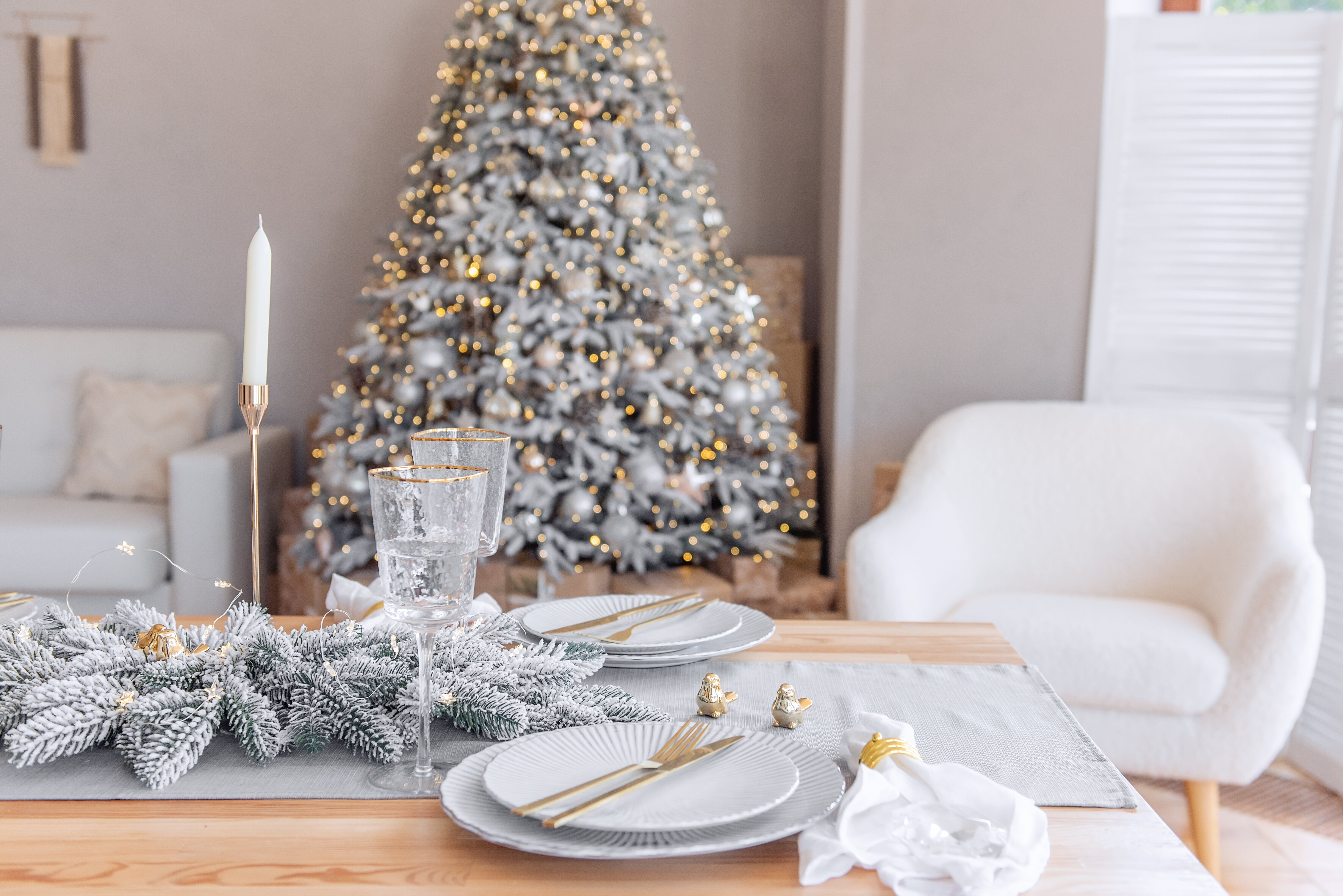 Mesa decorada de Navidad en tonos blancos
