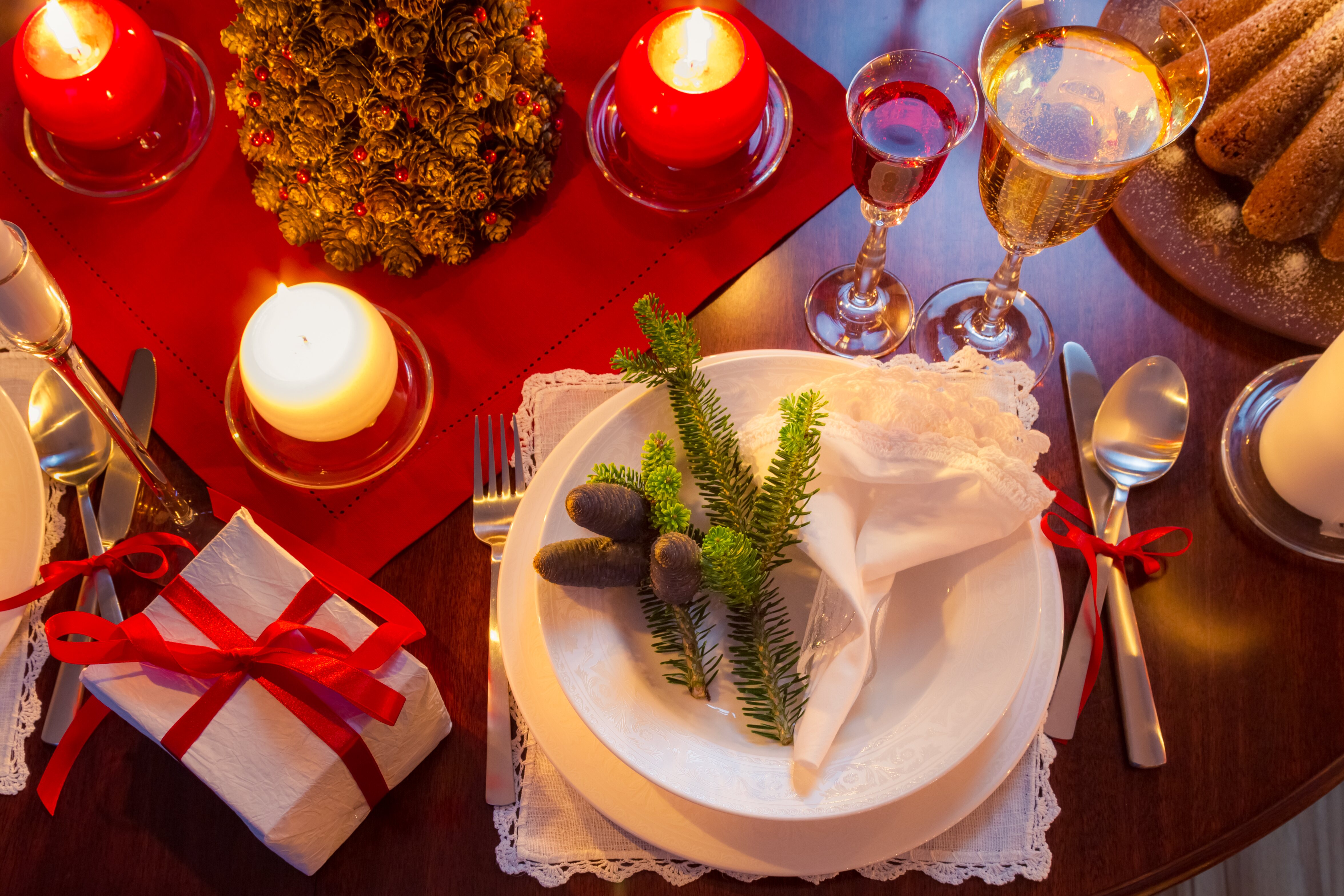 Mesa de Navidad con un mantel rojo