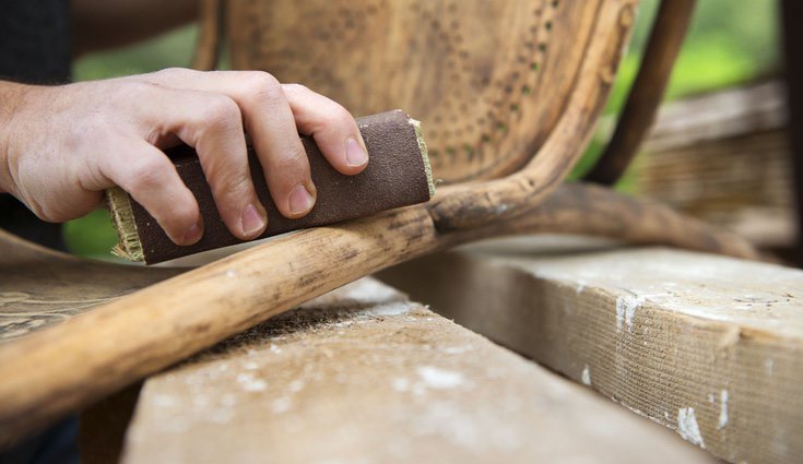 Lija la madera para dejarla casi virgen
