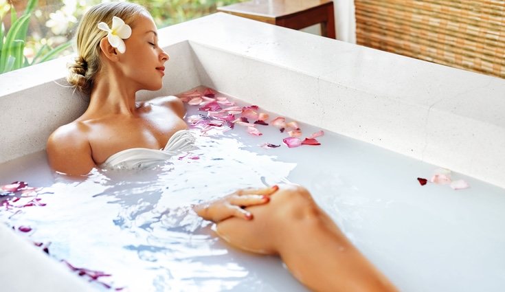 Las velas aromáticas son el complemento perfecto para un baño relajante