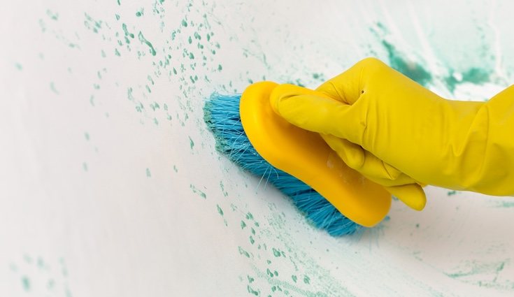 Lo mejor es dar pequeños toques con un paño mojado, pero a veces no queda más remedio que acudir a productos de limpieza