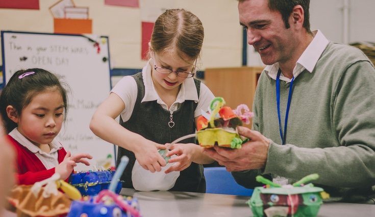 Hacer juguetes con material reciclado es una buena forma de hacer ver que los materiales se reutilizan