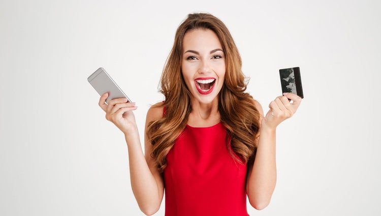 Se pueden realizar pagos a través de apps o con pegatinas que se insertan detrás de tu smartphone