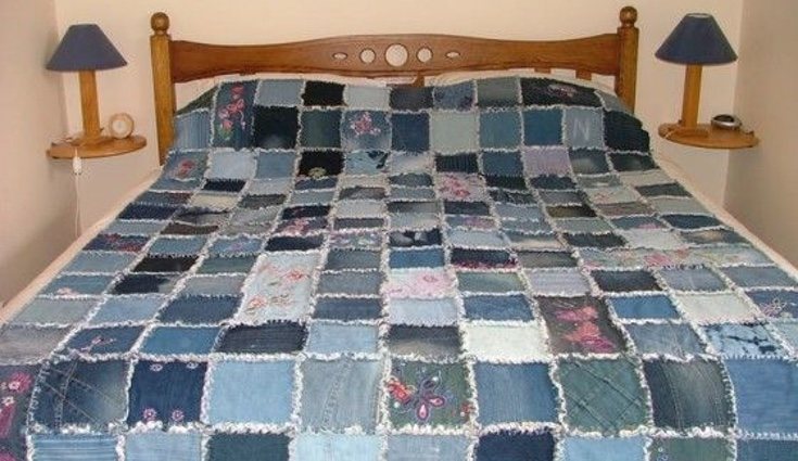Una manta para la cama hecha con tela vaquera