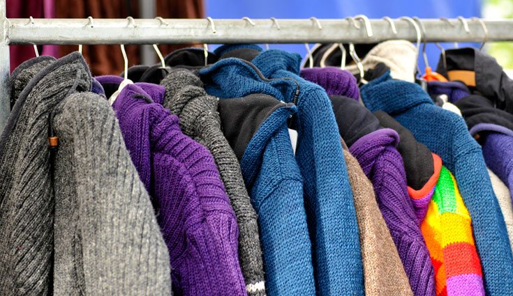 Puedes donar la ropa o venderla en tiendas de segunda mano aprovechando el auge del estilo 'vintage'