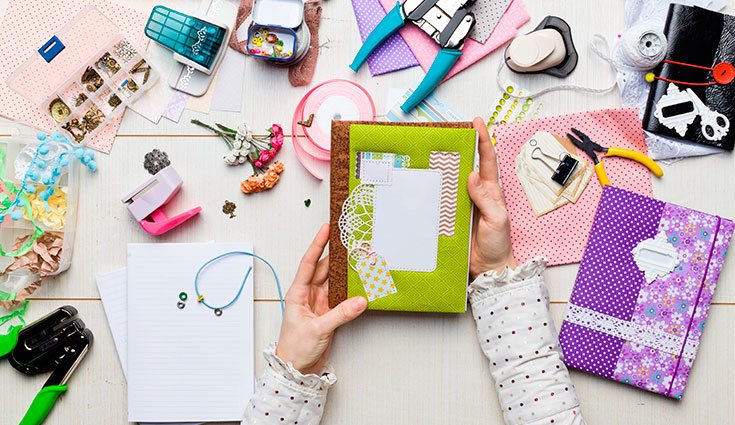 Pueden utilizarse materiales de todo tipo para hacer scrapbooking. La imaginación y la creatividad son claves