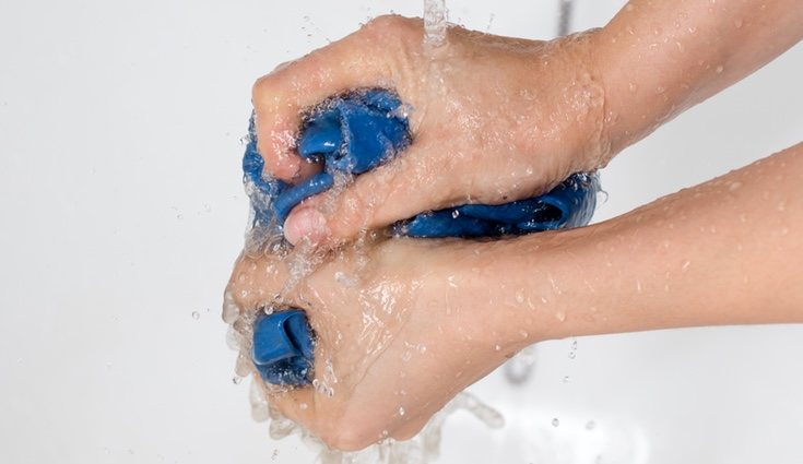 Un trapo húmedo para limpiar bien la madera