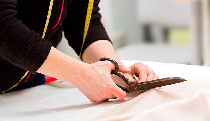 Puedes cortar tantos 'pliegues' como quieras. Cuantos más tengas, más grande será tu cojín nudo