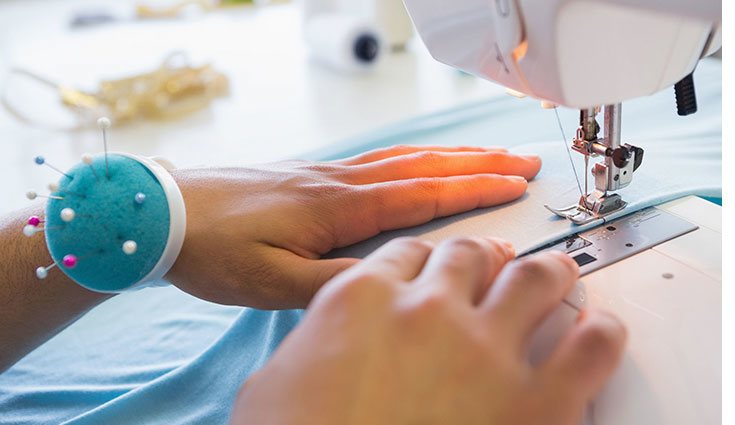 Es recomendable utilizar una máquina de coser para ir más rápido y que el acabado sea más limpio