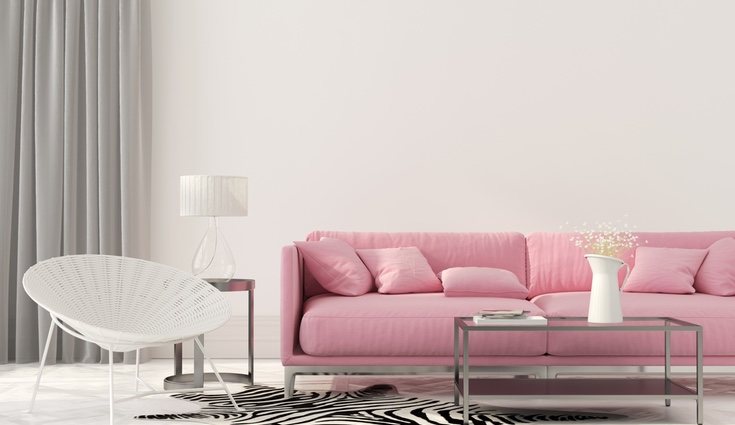 Se puede incorporar el rosa al salón a través de un bonito sofá