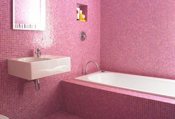 El rosa en el baño quedará ideal en pequeños detalles