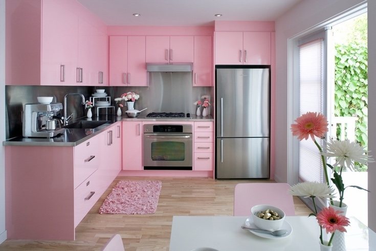 Puedes optar por el rosa fucsia en algunos muebles de la cocina