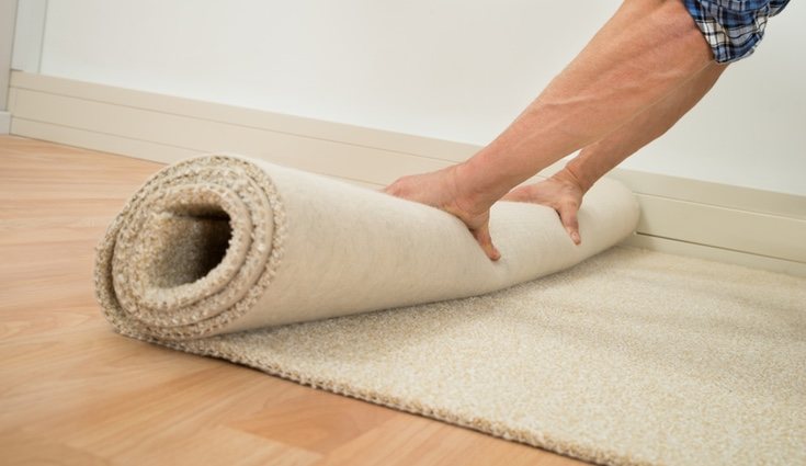 Puedes utilizar alfombras con diferentes estampados para dar un toque más cálido a la decoración