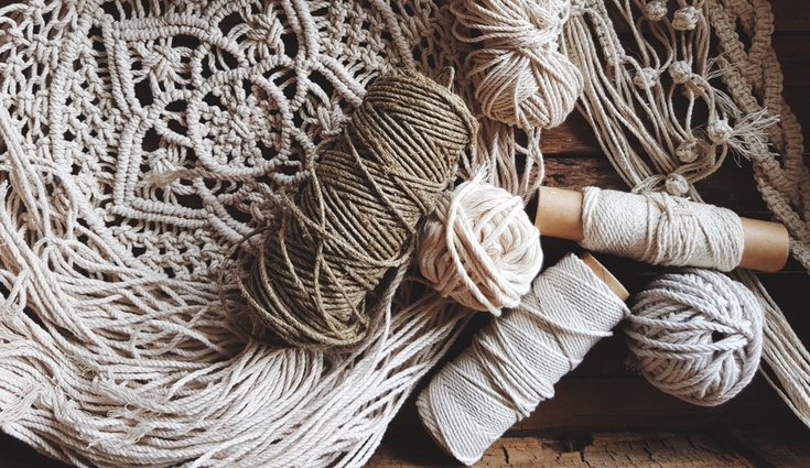 Puedes apostar por el macramé para decorar tu hogar