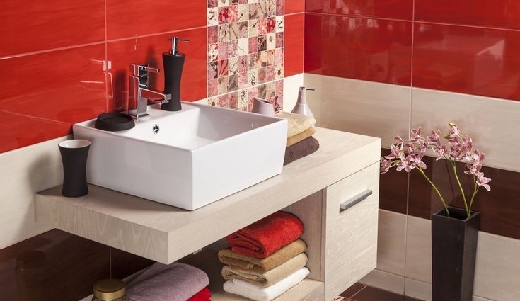 Ten cuidado al utilizar el rojo si tu cuarto de baño es pequeño
