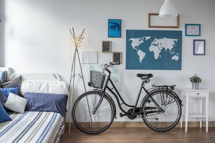 Podemos introducir el color a través de pequeños elementos decorativos como cuadros