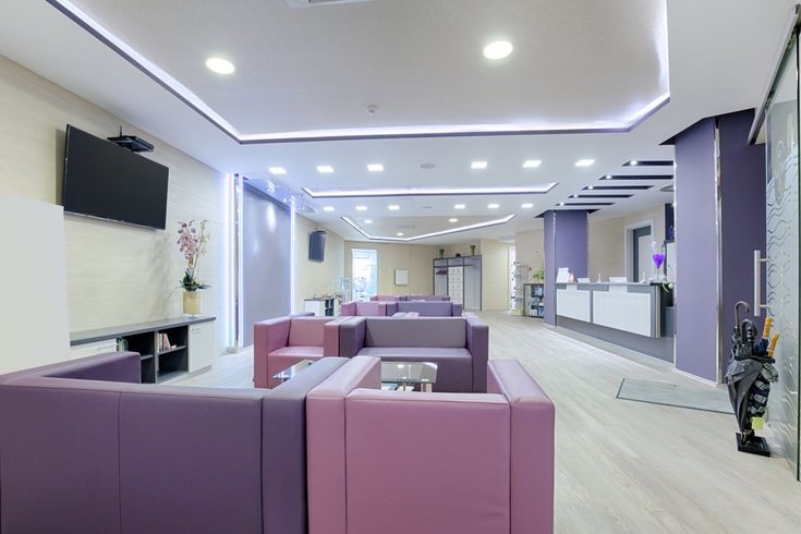 Aporta un poco de frialdad con el color morado en el salón