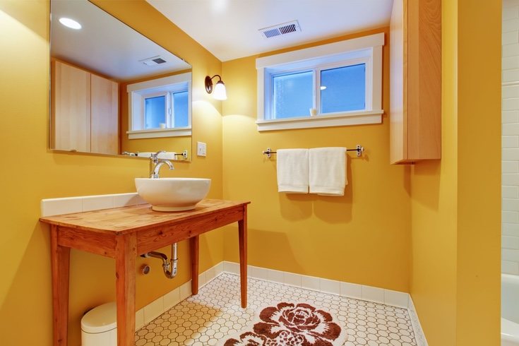 El amarillo puede usarse en decoración incluse cortinas de baño y toallas de este tono