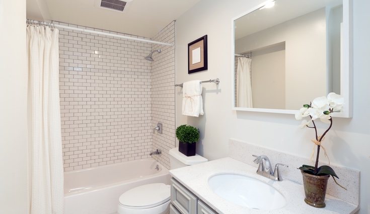 Unos simples tiradores pueden ayudarte a conseguir que tu decoración blanca triunfe