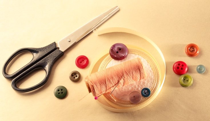 Utiliza unas tijeras para cortar esos hilos sobrantes