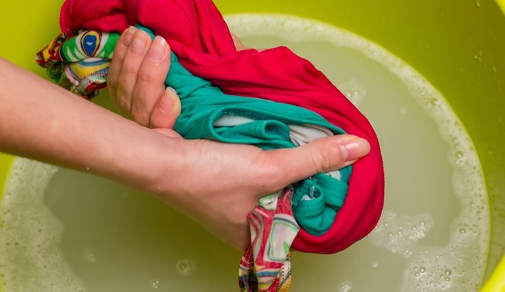 Es muy importante que no retuerces las prendas mientras las lavas a mano