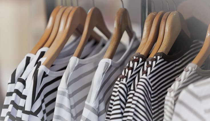Usa las perchas para las prendas que realmente las necesiten
