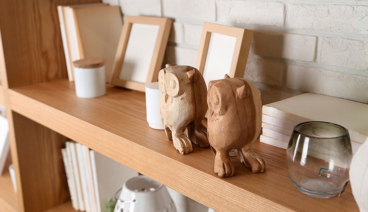 A parte de los libros, las estanterías también son el soporte perfecto para otro tipo de elementos como portafotos, velas o figuras