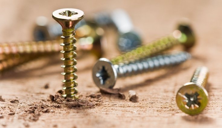 En el caso de que el tornillo se pase lo mejor es usar masilla