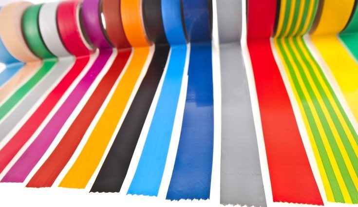 También existen cintas adhesivas de colores, para proyectos más sencillos