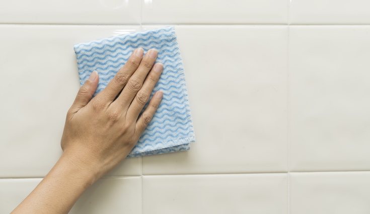 El primer paso antes de pintar es limpiar bien los azulejos