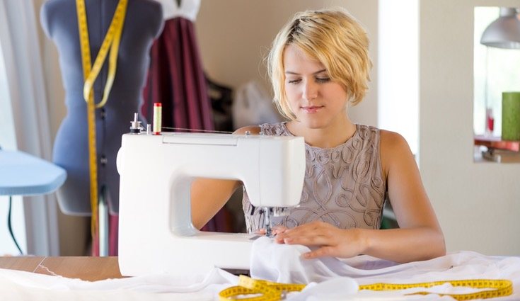 Cada vez más gente recurre a la máquina de coser, que aporta una gran comodidad