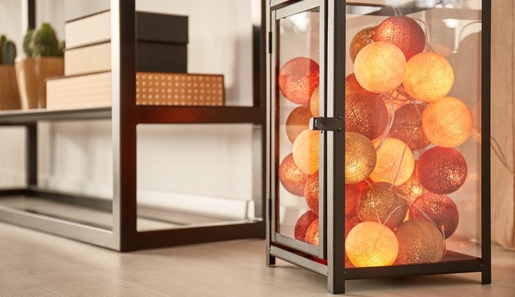 Las guirnaldas de luces no solo sirven para decorar sitios en alto, sino que dan mucho juego y hacen de tu hogar un lugar perfecto para fotos